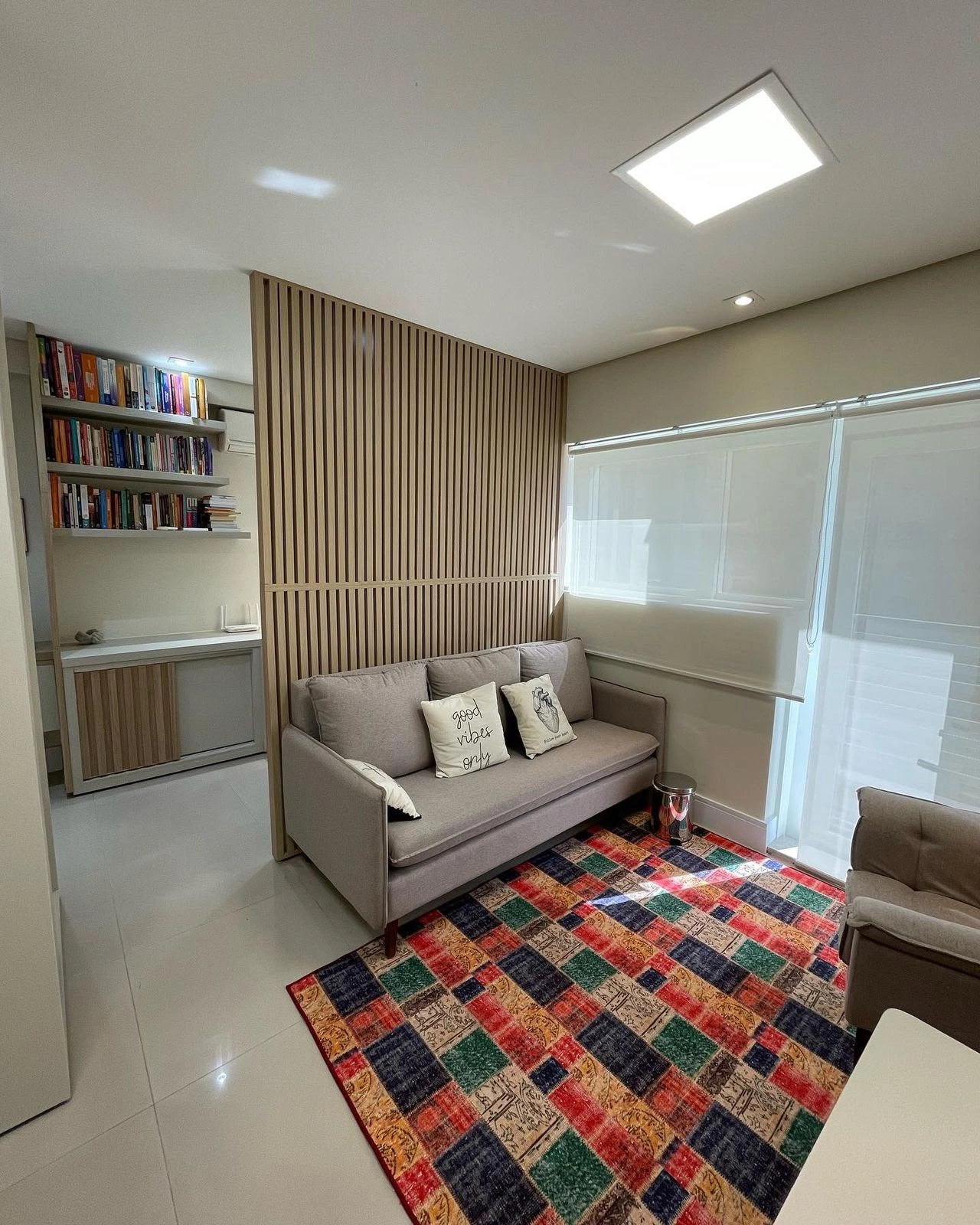 Escritório comercial com mobiliário planejado J&EJ