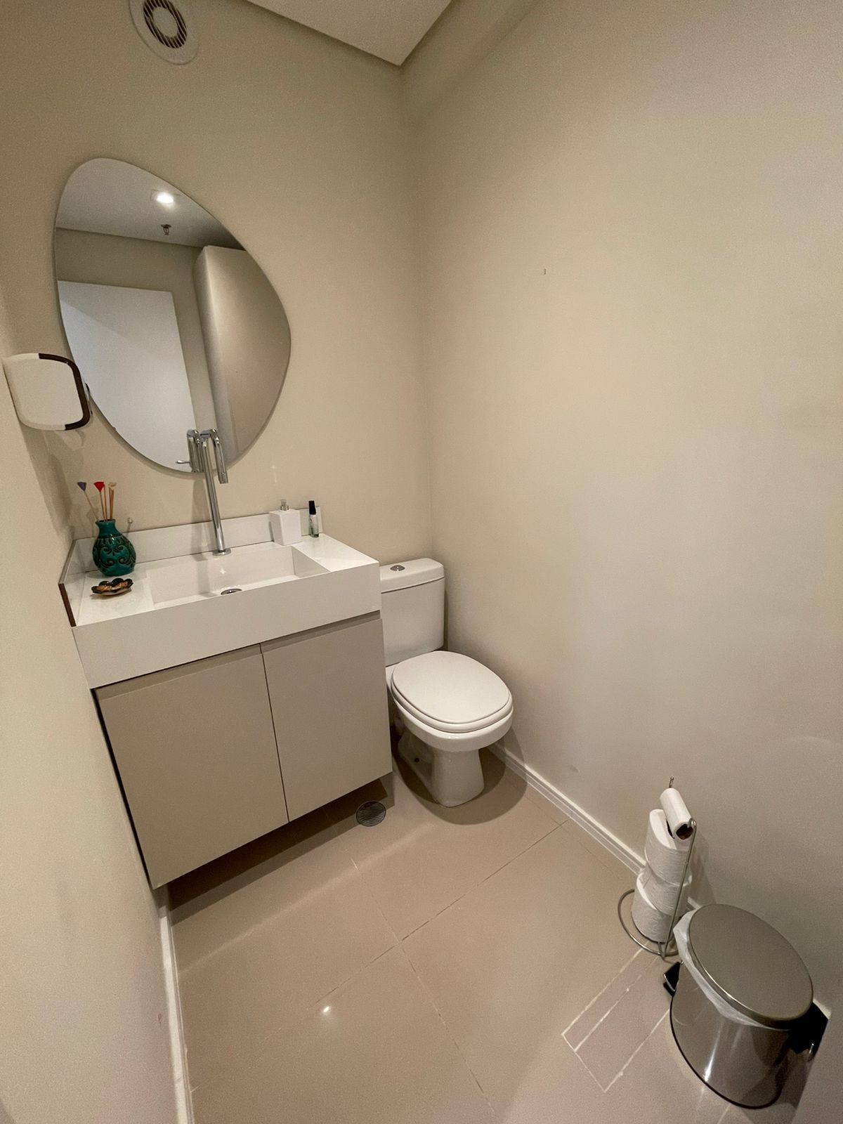 Lavabo com gabinete planejado sob a bancada