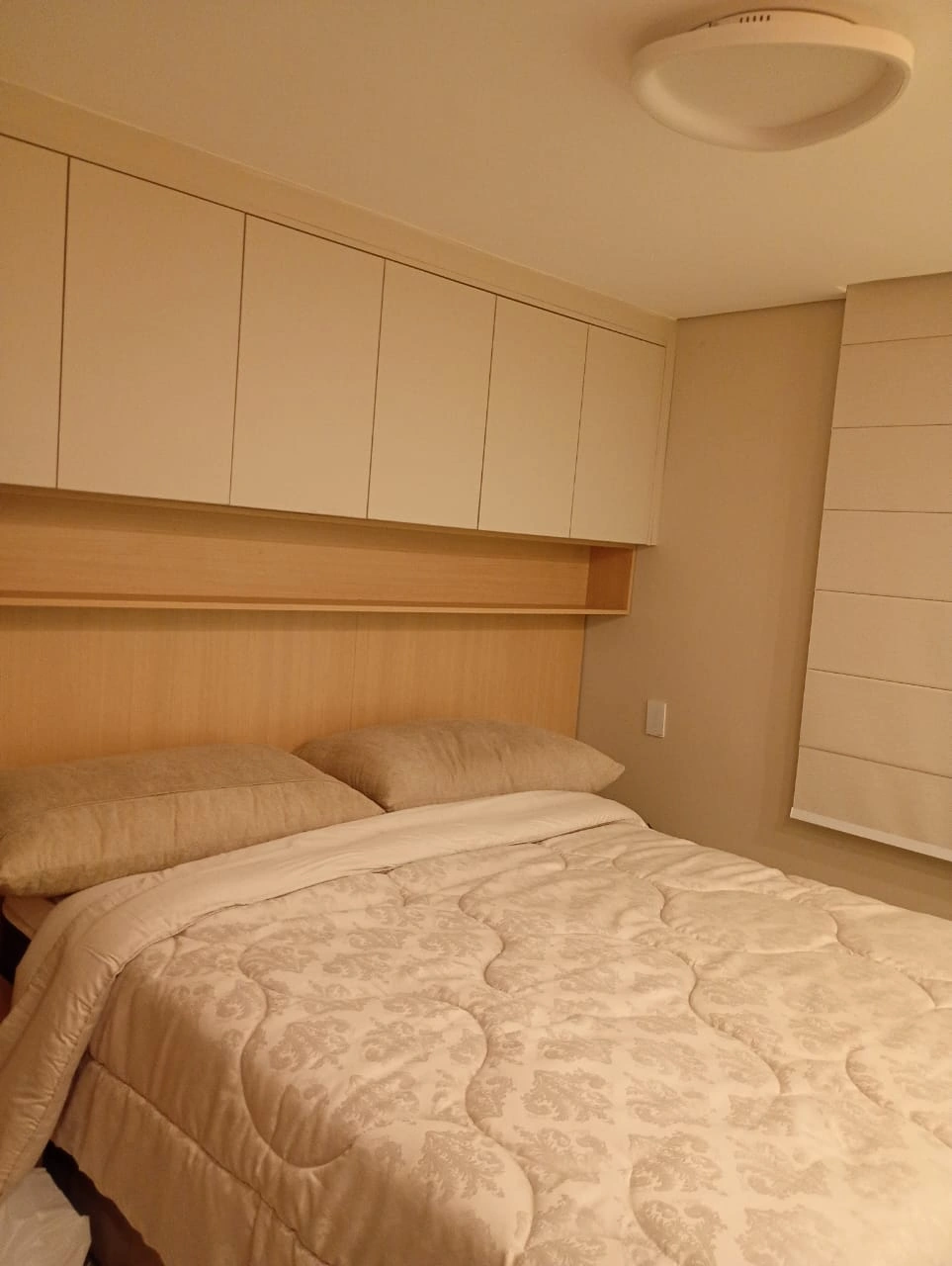 Quarto com painel, armários e marcenaria planejada J&EJ